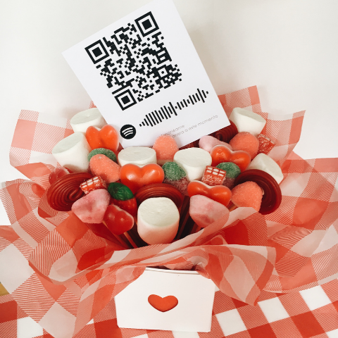 Centro "All You Need is Love" con código QR musical